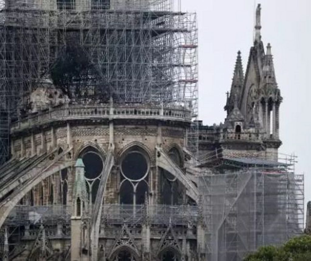 Misterul de la Notre-Dame! Cercetătorii sunt uluiți de ce au găsit printre ruinele catedralei. FOTO