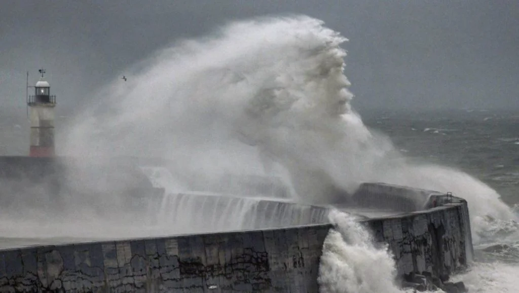 Imagini spectaculoase în furtună. Zeul Neptun, dezlănțuit în Marea Britanie