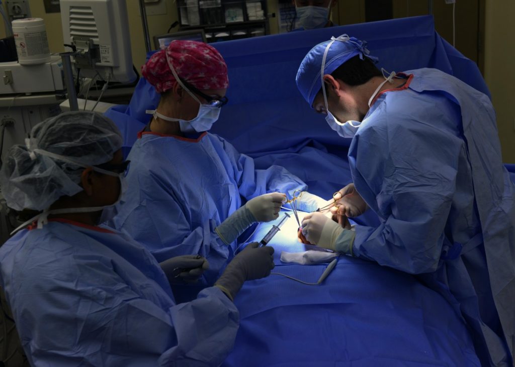 O tânără din Spania a trăit doi ani cu un burete chirurgical în gât. Chinurile prin care a fost nevoită să treacă