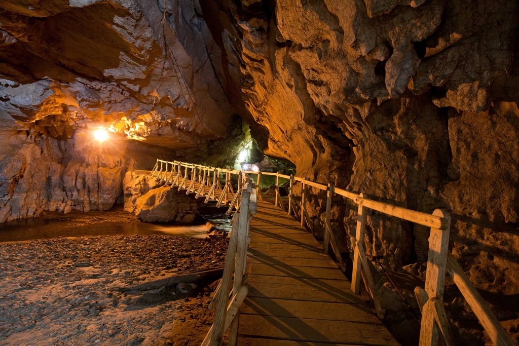 Peștera Bolii, locul unde se spune că a fost ascuns aurul dacic. Este plină de mistere