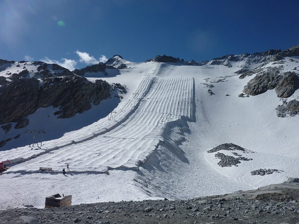 Un ghețar italian este acoperit cu folie. Măsura protejează zăpada de soare