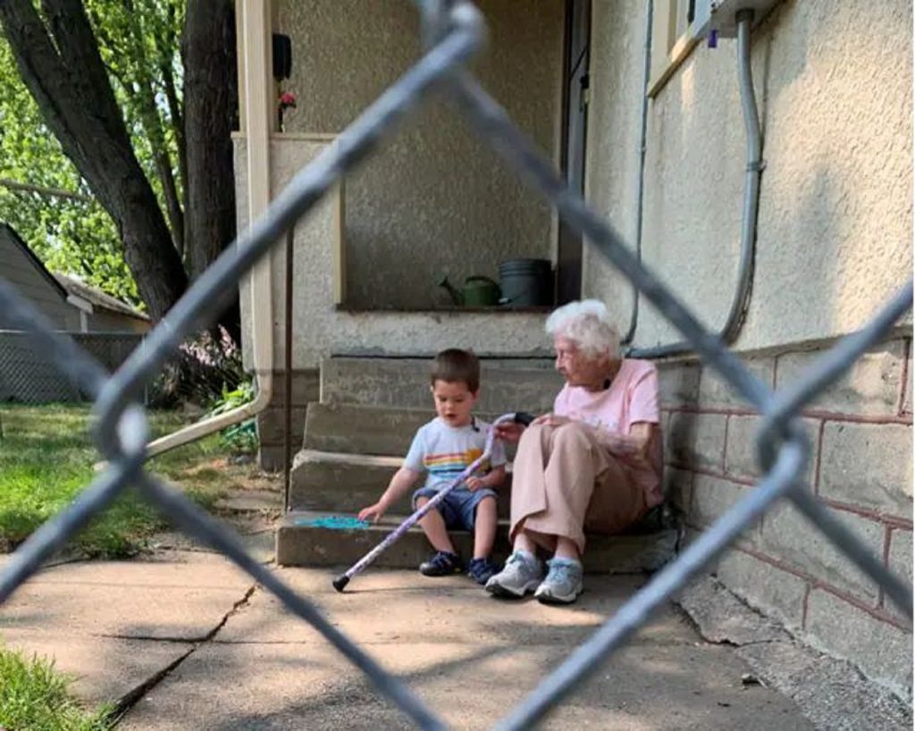 Povestea uimitoarei prietenii dintre o bătrână în vârstă de 100 de ani și un băiețel de 2 ani