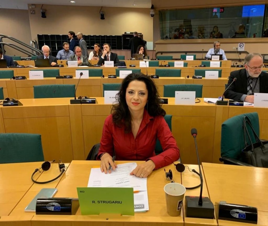 Europarlamentar USR-PLUS făcut praf de internauți. Ramona Strugariu s-a plâns de masa din Parlamentul European