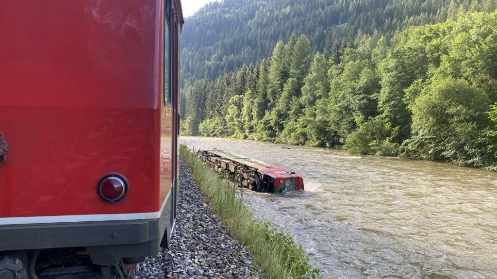 Breaking News. Un tren cu zeci de copii s-a prăbușit într-un râu din Austria