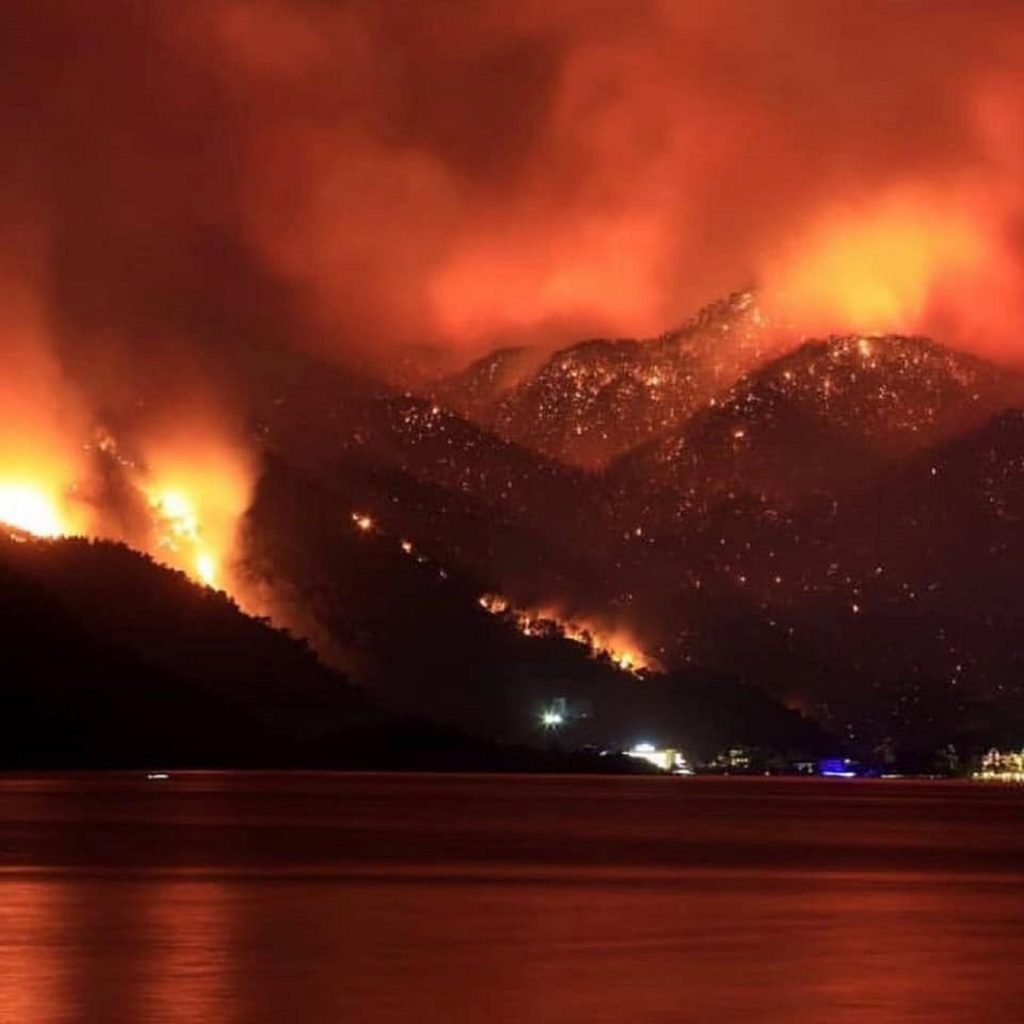 Turcia e îngenuncheată. Localnicii și turiștii trăiesc apocalipsa, focul pârjolește tot, sunt nori groși de fum și cenușă în aer. FOTO & VIDEO