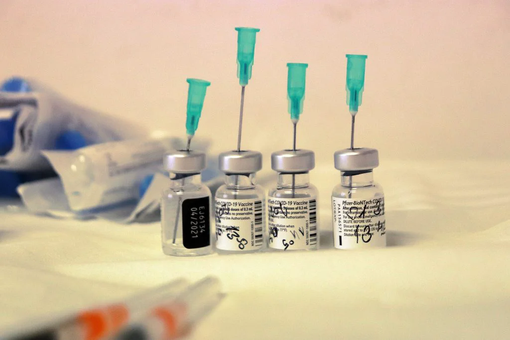 Cine nu se vaccinează, plătește. Compania americană Delta a găsit o nouă metodă de a-și „convinge” angajații să se imunizeze contra Covid-19
