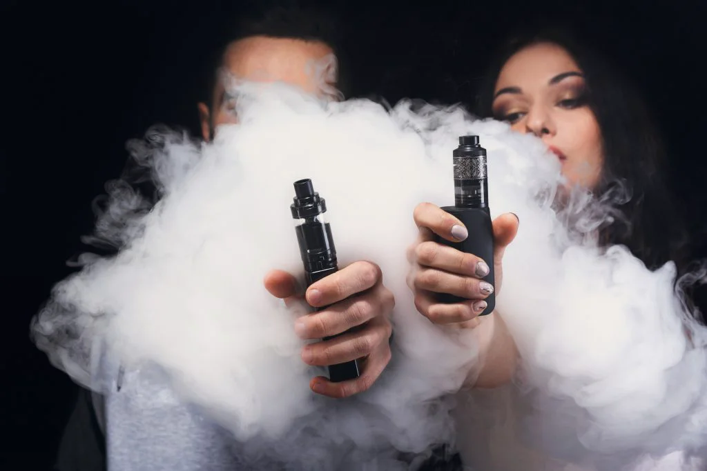 UE vrea interzicerea produselor aromate folosite în țigările electronice. Scopul acestei decizii: combaterea cancerului