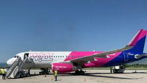 Coliziune periculoasă. O scară mobilă a avariat un avion pe Aeroportul Chișinău