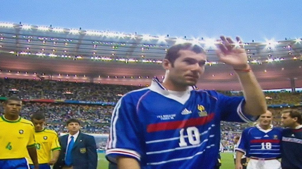 Tricoul purtat de Zidane în finala Cupei Mondiale din 1998, vândut la licitație. Ce preț a fost obținut