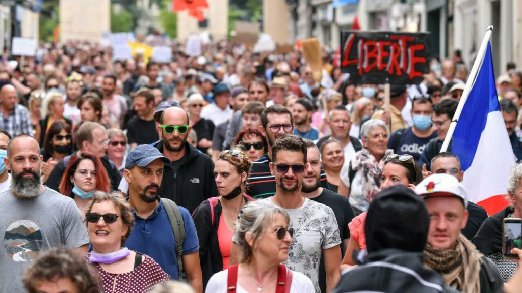 Protestele față de introducerea permiselor sanitare se extind în Europa. Sute de mii de manifestanți din trei țări au ieșit în stradă