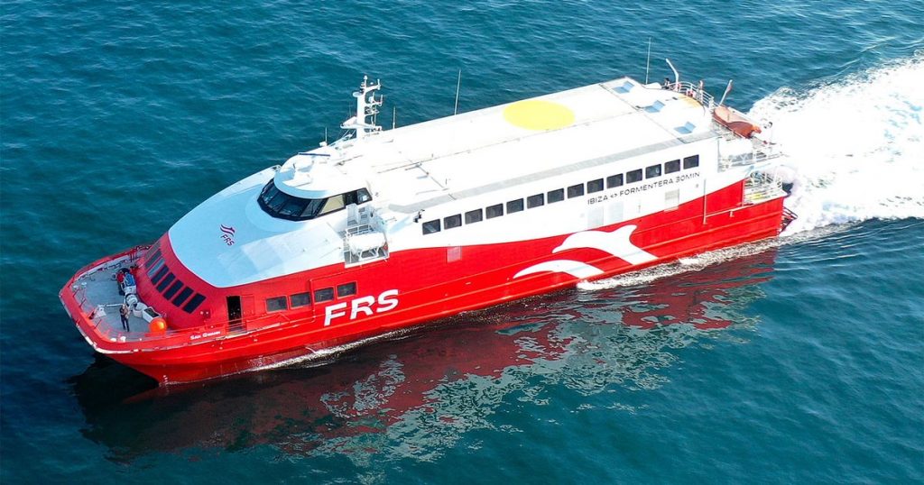 Coșmar pentru pasagerii unui ferry care a plecat azi-noapte din Ibiza. Vaporul s-a înfipt într-o insulă. Răniți grav și salvări cu elicoptere