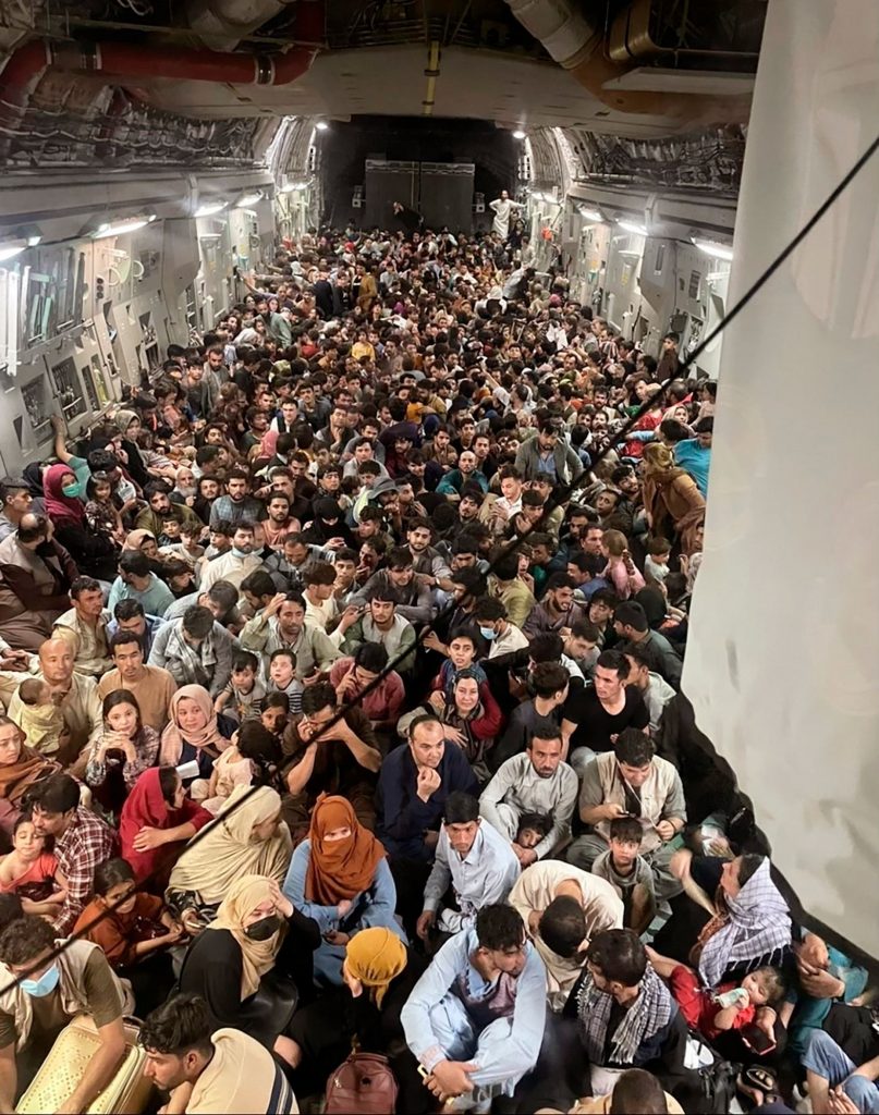 Evacuarea celor care fug de talibani, prioritatea NATO. Reprezentanții alianței, șocați de viteza cu care talibanii au preluat puterea