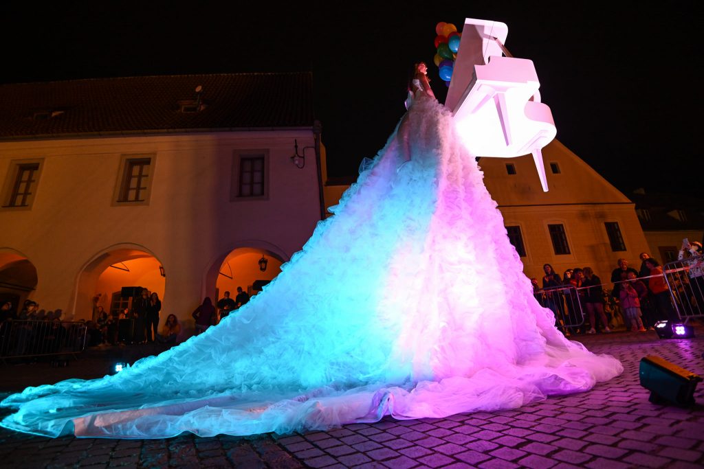 Moment fascinant: un pian plutitor la Festivalul de Teatru din Sibiu. Cu magie, pâine și circ am trecut pandemia! FOTO, VIDEO