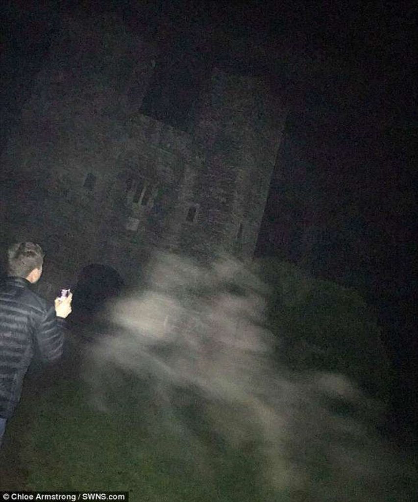 Imagini terifiante au fost surprinse din nou în castelul bântuit din Devon. Cine este „Doamna Albastră” ale cărei chemări îi îngrozesc pe turiști?