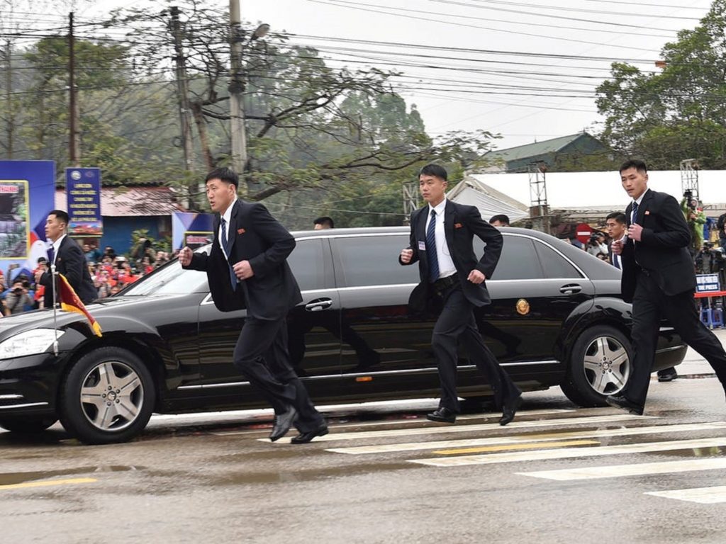 De ce aleargă bodyguarzii lui Kim Jong-un în jurul mașinii cu care se deplasează dictratorul. Misterul a fost dezlegat