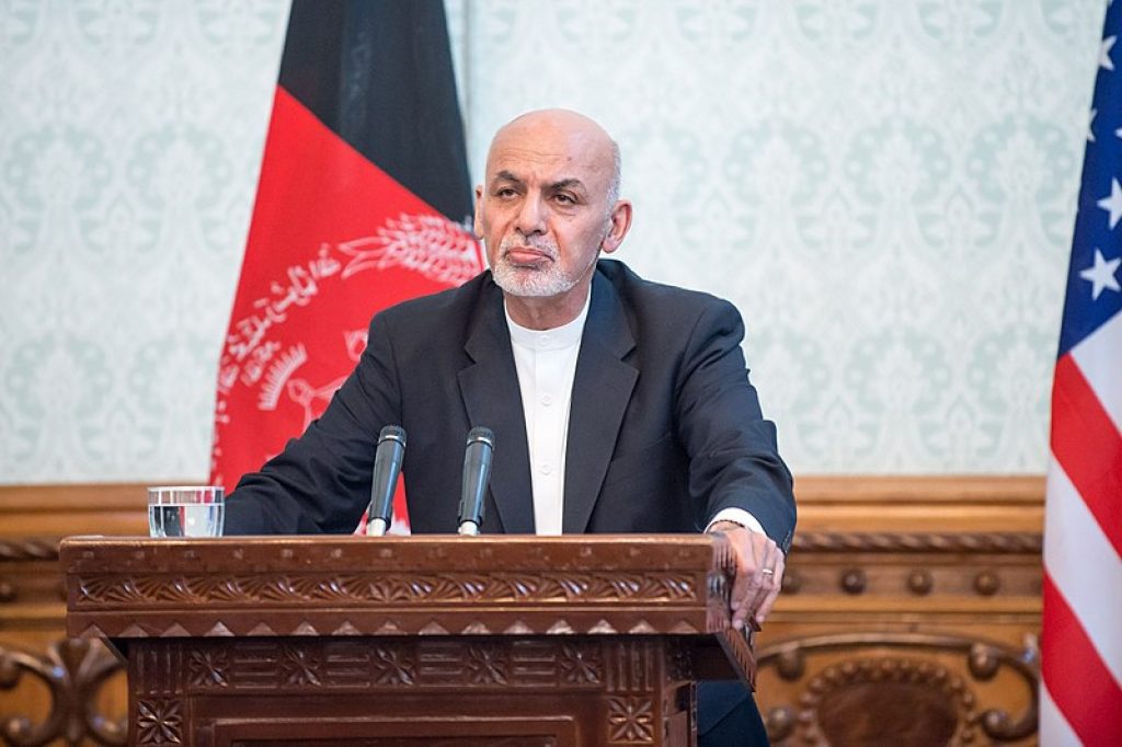 Haos în Afganistan. Președintele Ashraf Ghani a fugit cu patru mașini și un elicopter pline cu bani