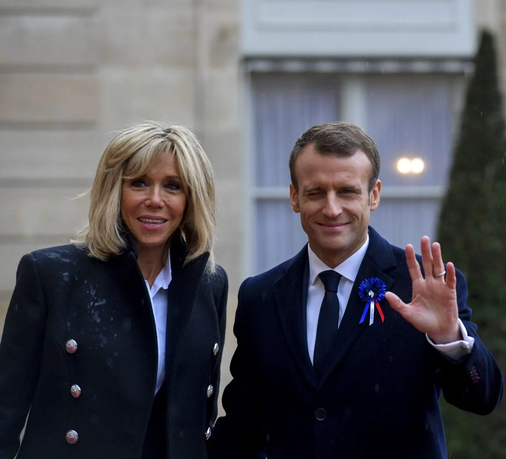 Alegeri în Franța. Toți ochii pe Brigitte Macron. În ce ținută a mers la votul crucial pentru soțul său, Emmanuel Macron. FOTO
