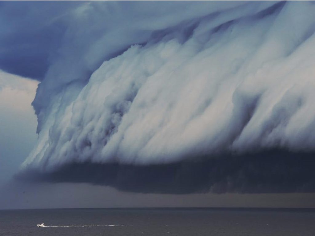 Imagini terifiante cu un nor uriaş care „înghite” un oraş întreg. VIDEO