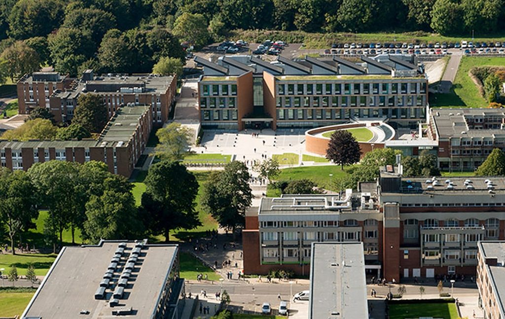 Acuzații grave la adresa Universității Sussex. Oferă aproape 6.000 de euro studenților care se vaccinează. „Nu îi mituim”