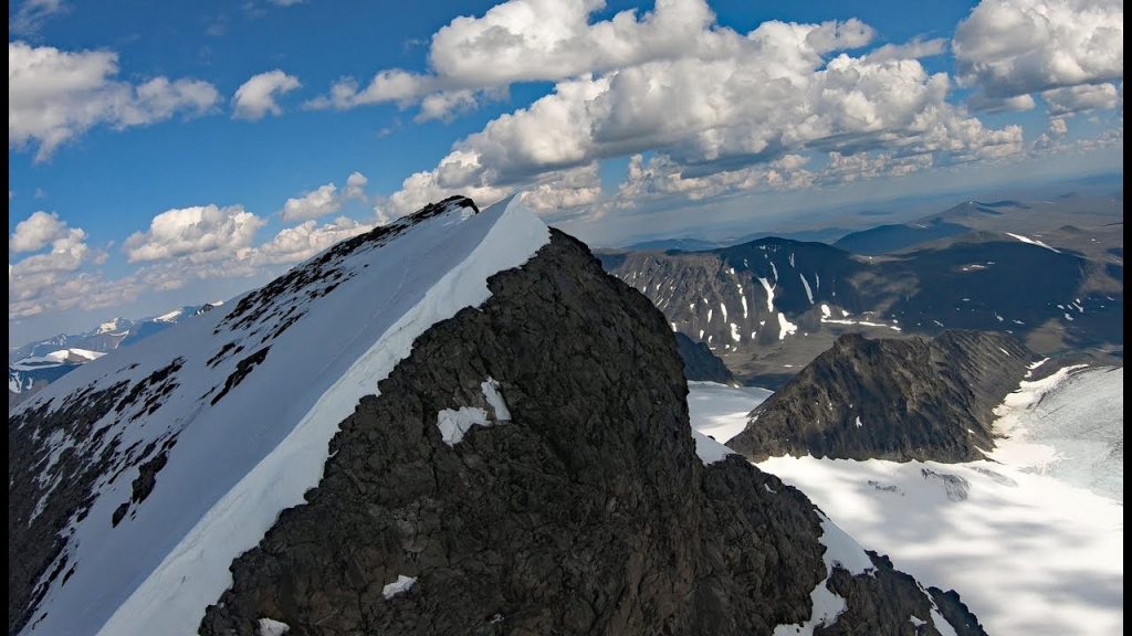 Măreția munților nu mai e ce-a fost. Cel mai înalt vârf glacial se micșorează. Noile măsurători pun pe jar cercetătorii. FOTO