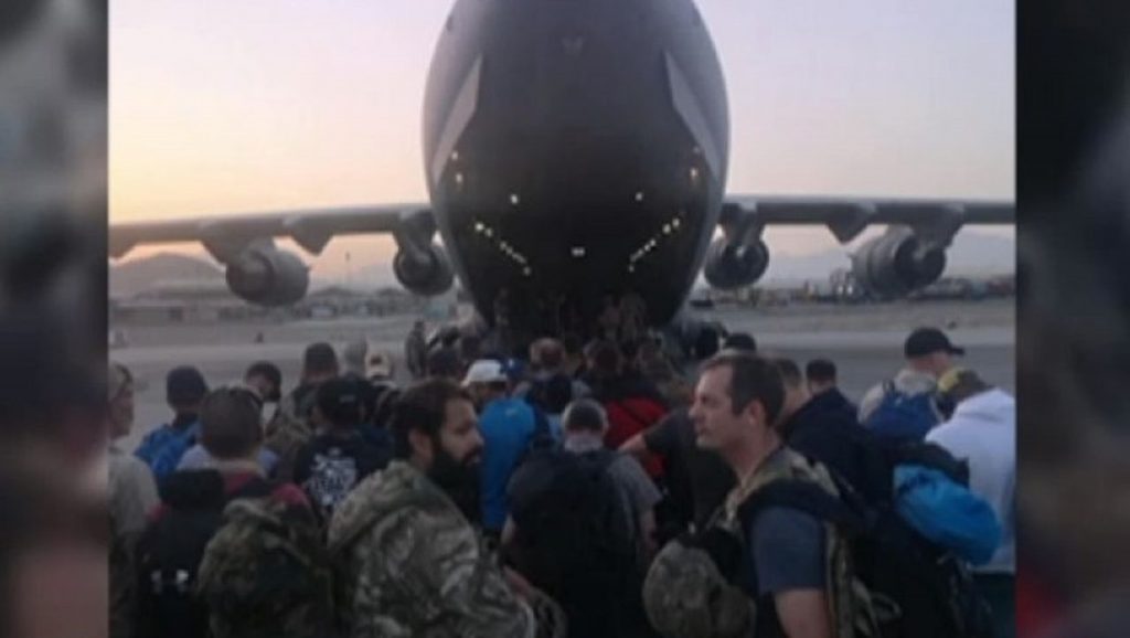 Românii din Afganistan nu vor să plece. Autoritățile române: „Stăm cu avionul gol în Pakistan”. Cum explică Florin Cîţu situaţia