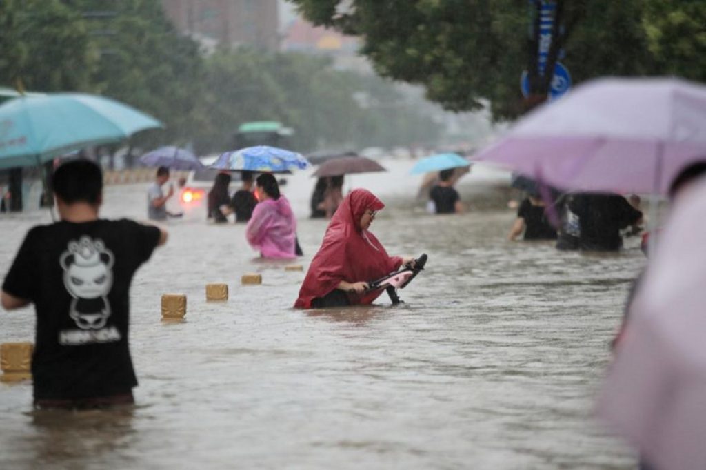Potopul a reînceput în China. Ploile torențiale au făcut 21 de victime și au distrus sute de case