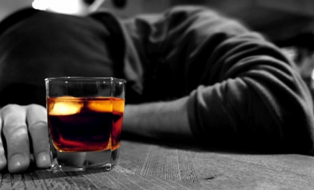 Cum îți poți da seama că un adolescent poate deveni alcoolic