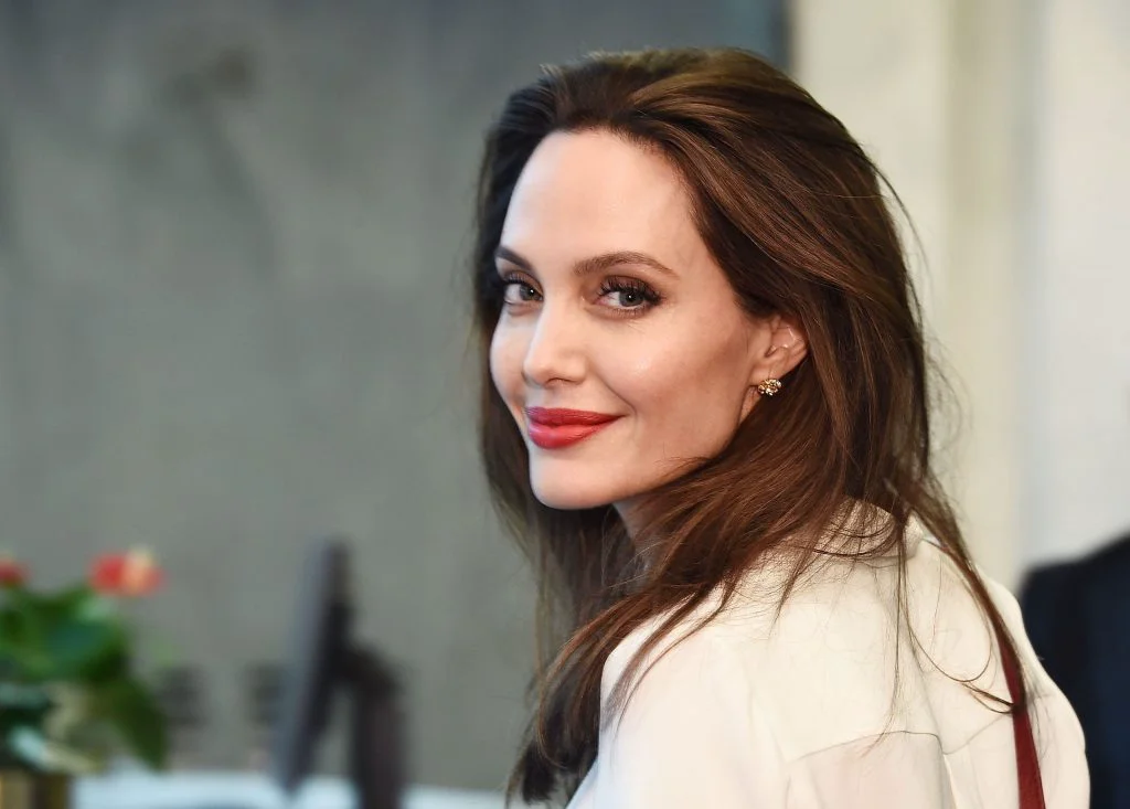 Angelina Jolie a fost machiată de o româncă. „Are o piele perfectă… ”