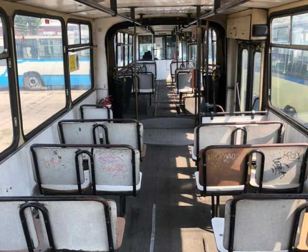 Ultimul autobuz ”cu burduf” românesc în circulație. Orașul care îl deține a refuzat oferta unui colecționar