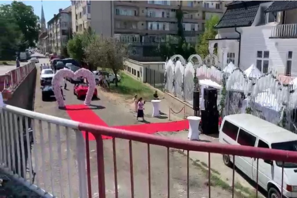 Stradă transformată în salon de nunți la Lugoj. A fost nevoie de intervenția poliției pentru rezolvarea situației