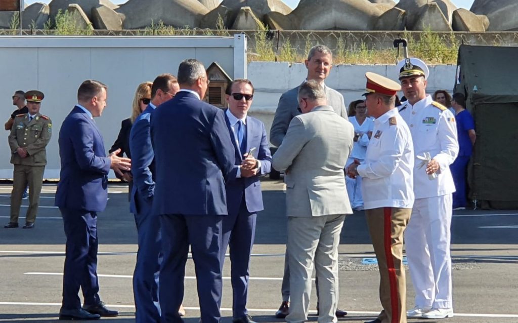 Florin Cîțu, moment umilitor la Ziua Marinei. A vrut să fie lângă președinte și s-a făcut de tot râsul. VIDEO