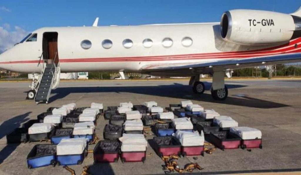 Poliția a descoperit o cantitate imensă de cocaină la bordul unui avion privat. Unde trebuia să ajungă marfa. VIDEO