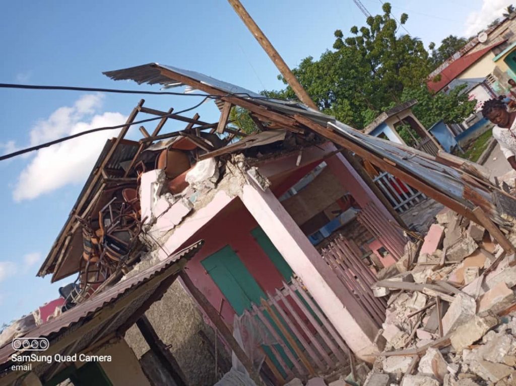 Cutremurul din Haiti a lăsat în urmă sute de morți și peste 1.800 de răniți. Țara este paralizată de catastrofă