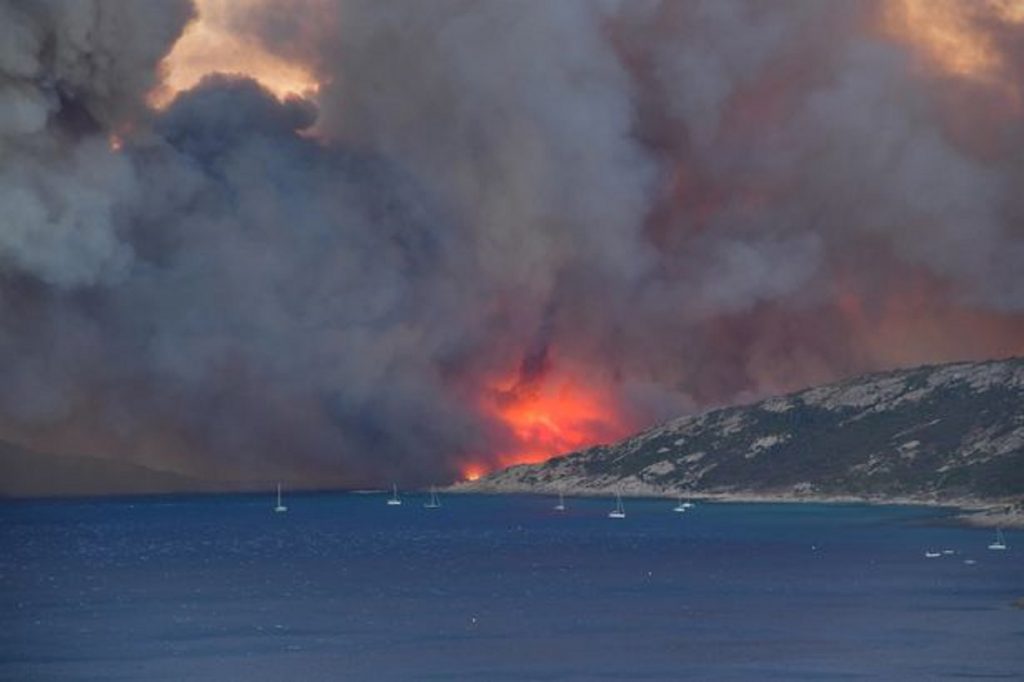 Alertă majoră. Focul se apropie periculos de St Tropez. Vilele de lux ale bogaților lumii sunt în pericol, oamenii sunt evacuați prin nori de fum