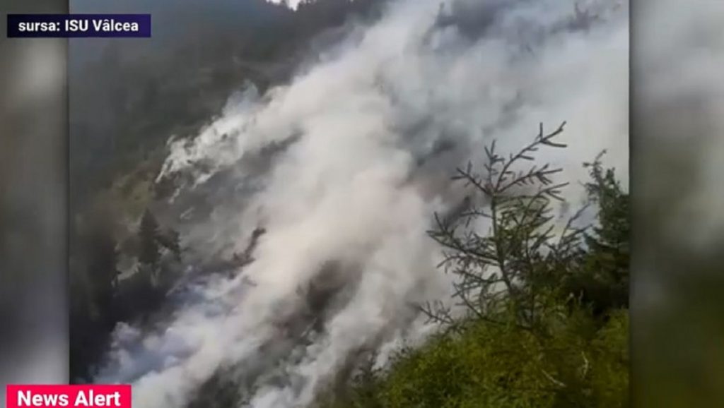ULTIMA ORĂ. Incendiu uriaș în Munții Căpățînii. Mașinile de pompieri nu pot ajunge, oamenii se luptă cu focul cu lopețile