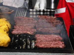 Rețeta perfectă pentru sezonul grătarelor. Cum prepari cei mai suculenți mici