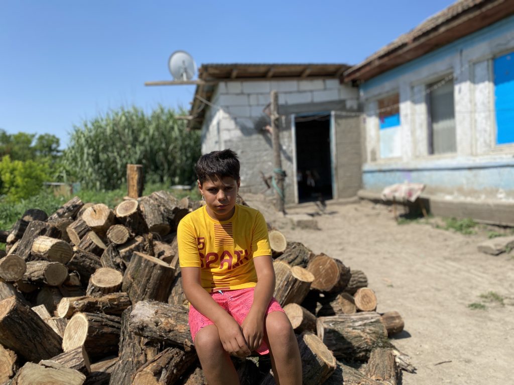 VIDEO/La 13 ani, Gabriel visează la o culegere de matematică și o căruță cu lemne. „E foarte important să învăț”