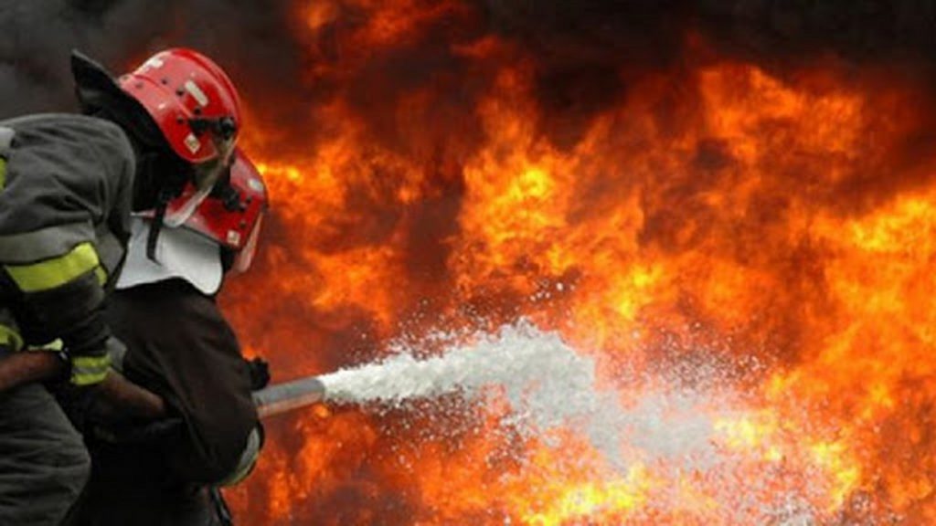 Incendiu în Corbeanca. Flăcările se extind cu repeziciune spre casele din zonă