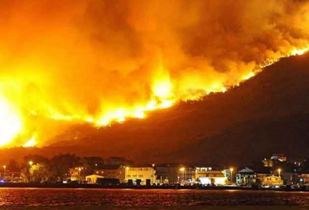 Noi incendii apocaliptice în Grecia. Ard case, fabrici, explozii şi foc peste tot. Țara stă pe un butoi cu pulbere. FOTO