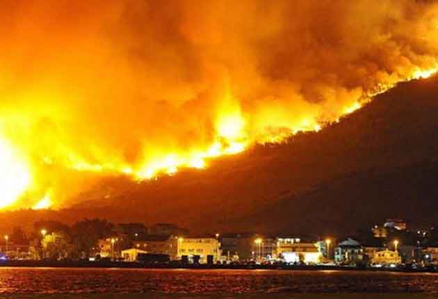 Pompierii români care luptă cu incendiile devastatoare din Grecia sunt elogiați. Curg laudele din partea elenilor