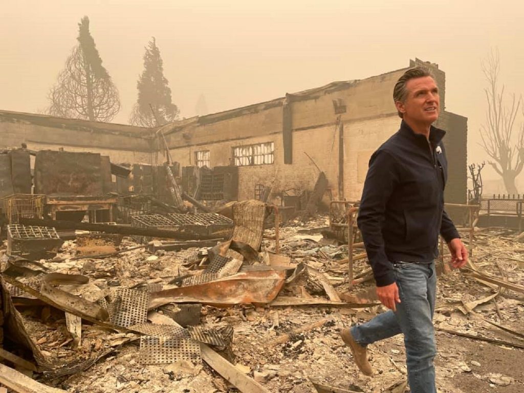 Ce rămâne în urma incendiilor devastatoare. Un oraș altădată verde, acum un morman de moloz și cenușă. GALERIE FOTO