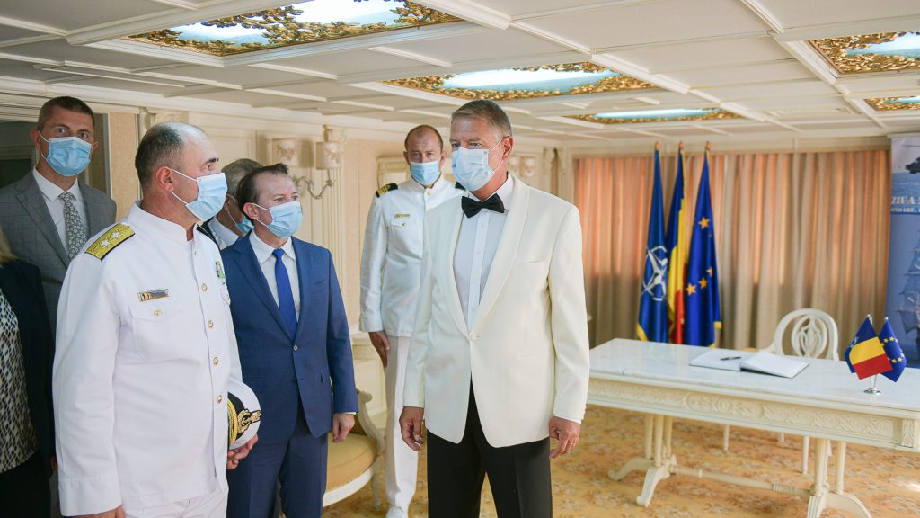 Ținuta purtată de Iohannis la Ziua Marinei le-a înveselit ziua românilor. Cu cine a fost comparat președintele. FOTO