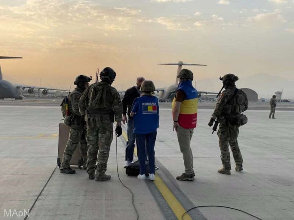 Anunțul MAE. 14 cetățeni români și 6 bulgari evacuați din Kabul