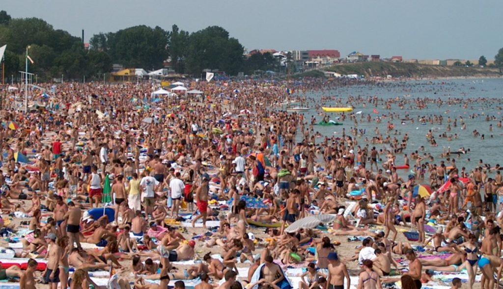 300.000 de turiști s-au înghesuit pe litoral. Fac plajă printre gunoaie și munți de alge!