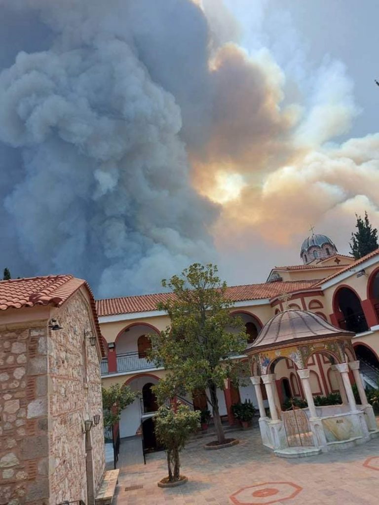 Incendiile au ocolit Mănăstirea Sf. David din Evia. Călugării vorbesc de o minune. VIDEO și FOTO