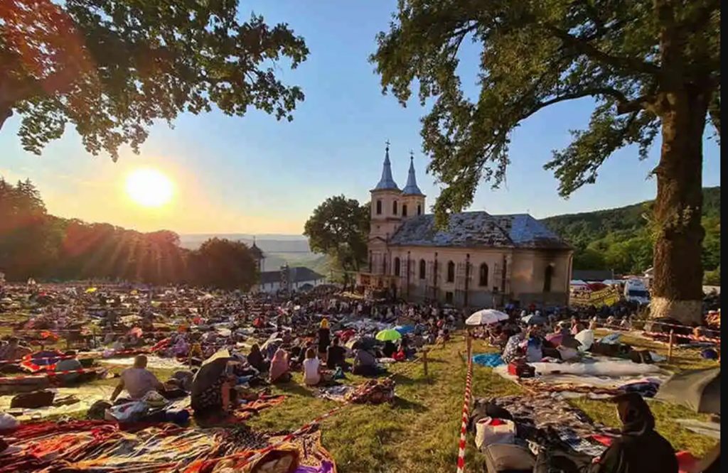 Mănăstirea Nicula, locul unde se întâmplă minuni. Povestea celui mai mare pelerinaj religios de Sfânta Maria, care adună mii de credincioși