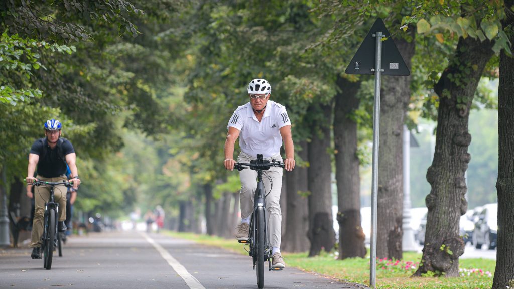 Klaus Iohannis, la plimbare cu bicicleta prin Capitală
