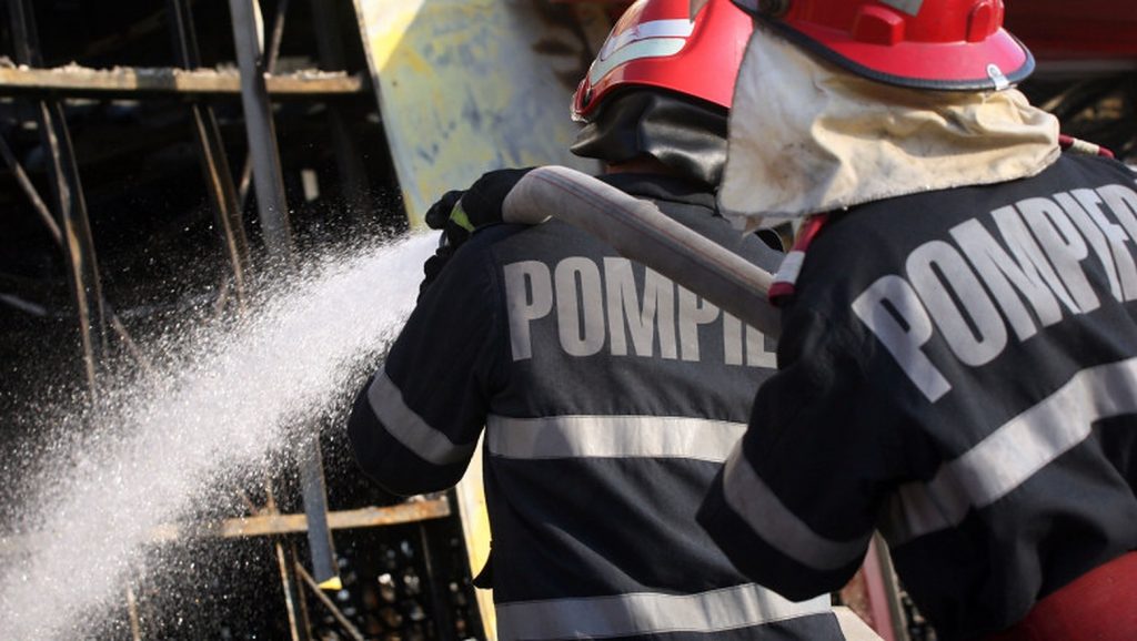 Incendiu extrem de periculos în România! Există riscul unei explozii! Pompierii au intervenit în forță