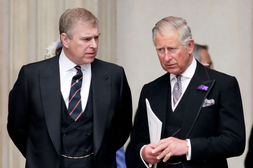 Regele Charles îl dă afară din Palatul Buckingham pe Prințul Andrew