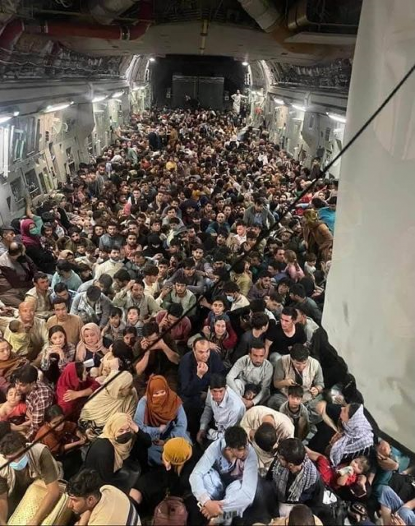 Disperare la Kabul. Noi imagini cu tânărul afgan care s-a filmat pe trenul de aterizare a unui avion. VIDEO